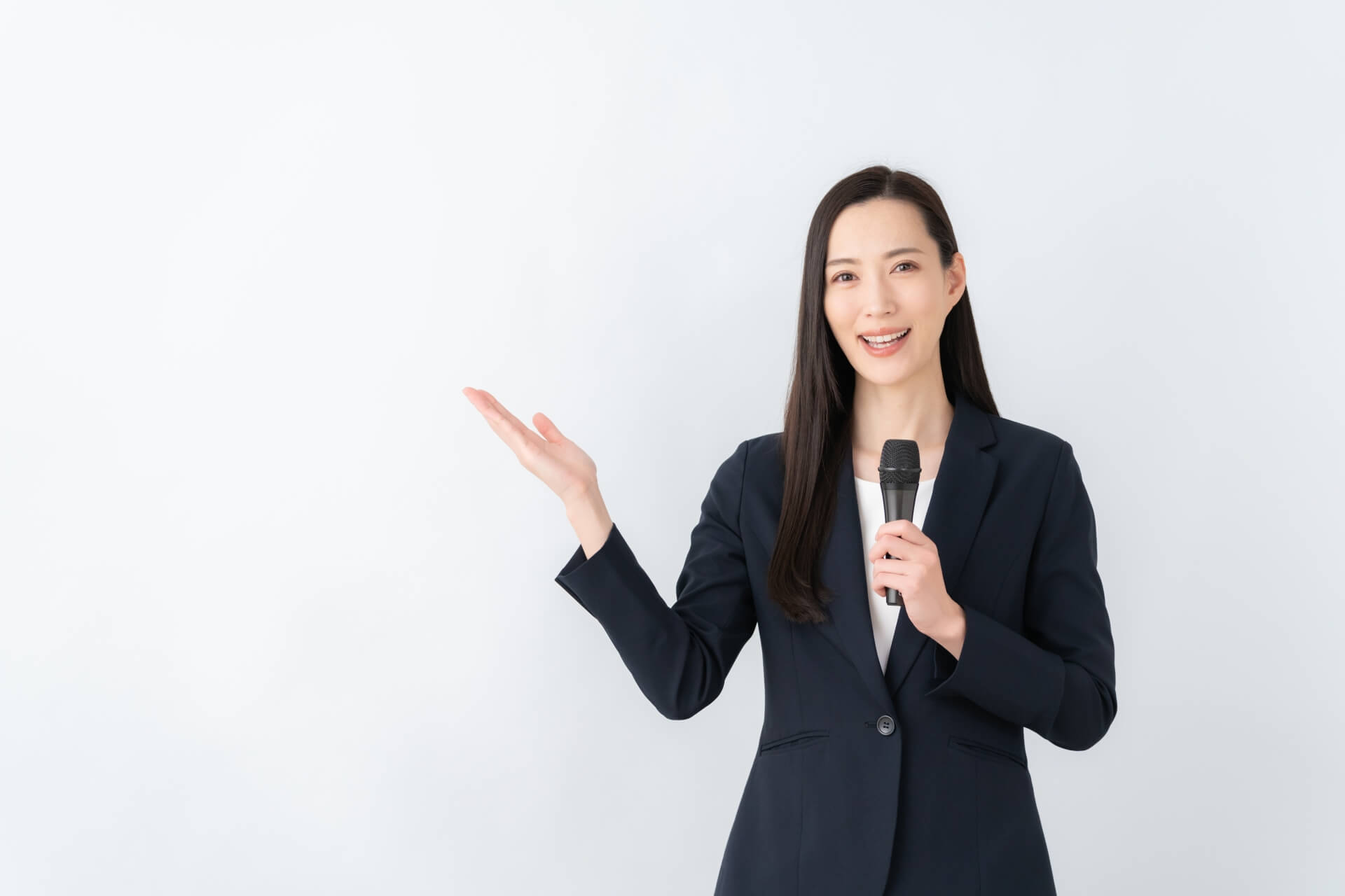 白い背景で講演する女性スピーカー
