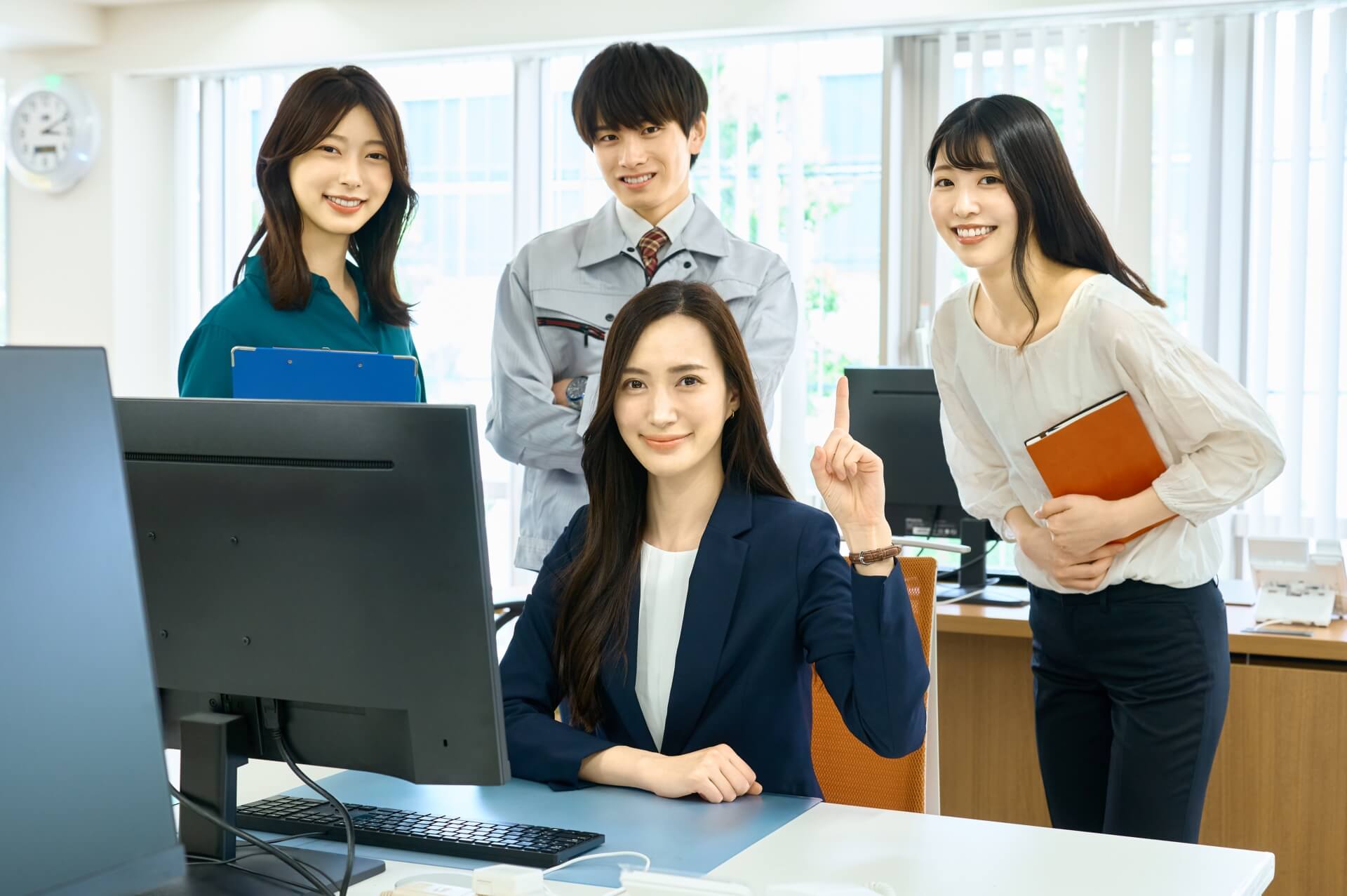 オフィスで成功を象徴するチーム写真